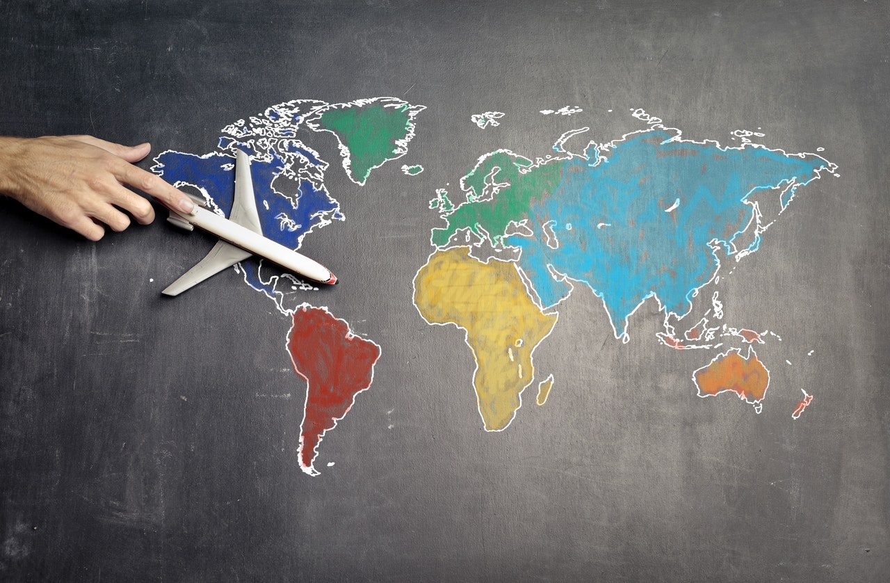 Carte du monde et avion