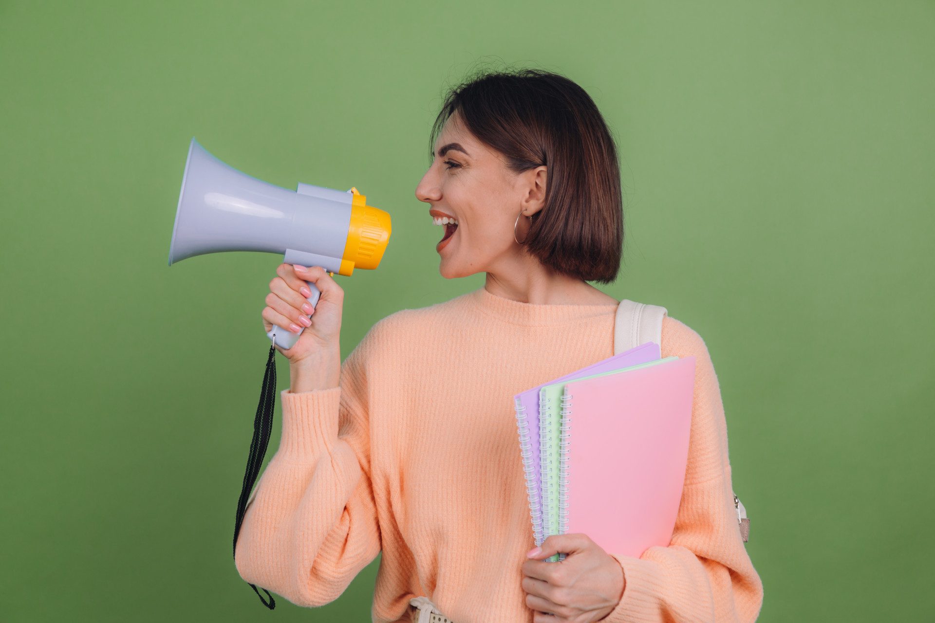 femme qui parle dans un mégaphone