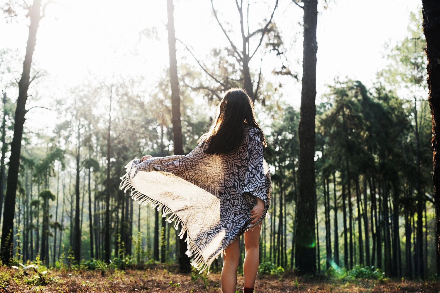 Femme dans la nature foret