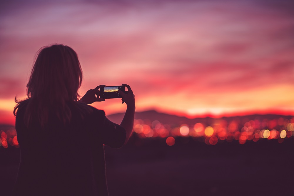 Femme prenant une photo