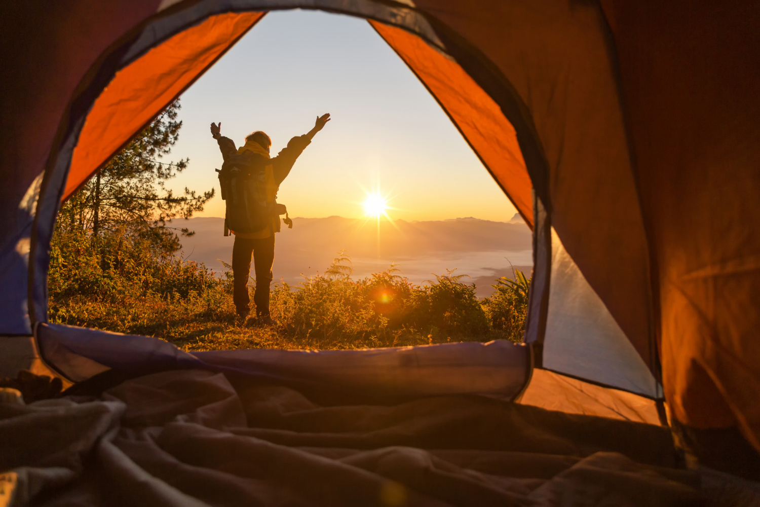 paysage avec un homme vu d'une tente