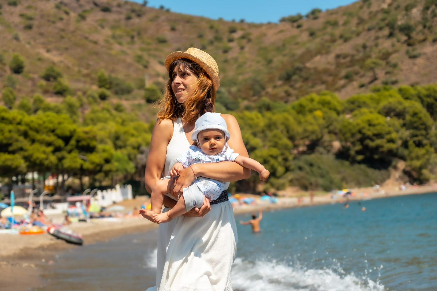 maman et son bébé au bord de mer une journée ensoleillé