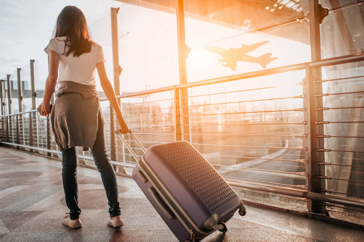 femme avec sa valise