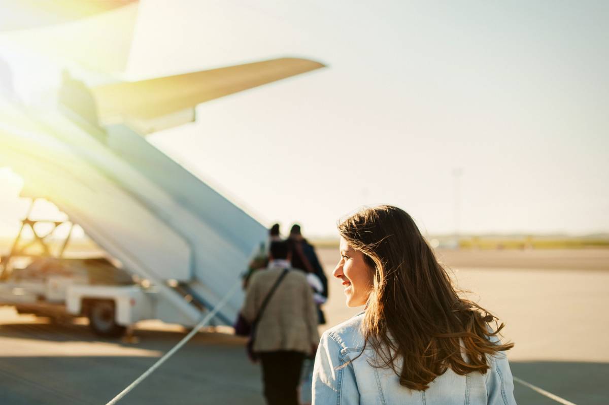 une femme embarquant dans un avion