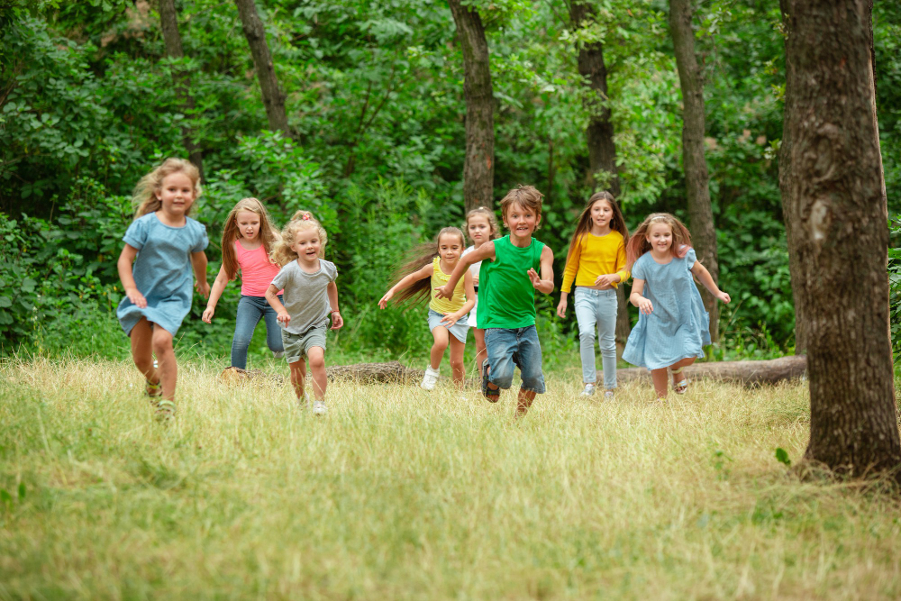 des enfants courant dans un champ