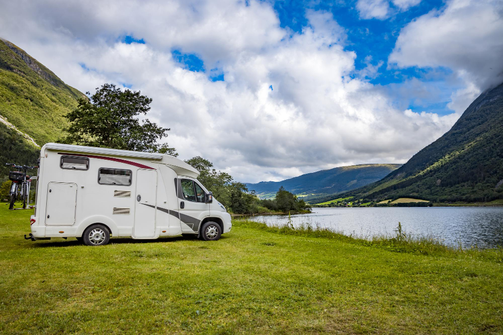 un camping car garé près d'un lac