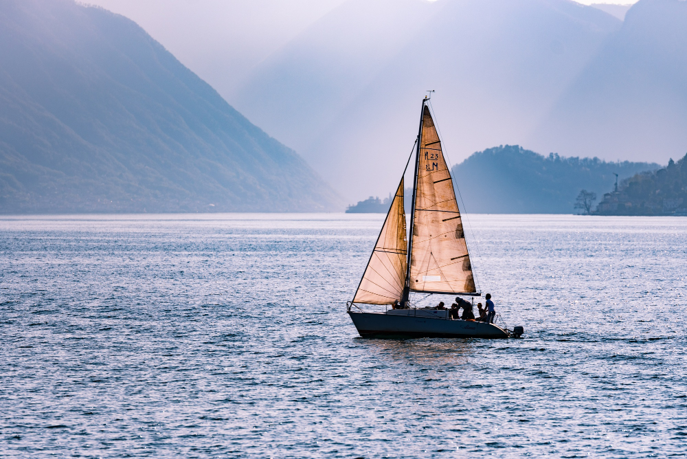un voilier sur l'eau