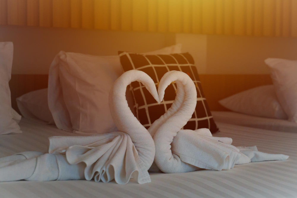 un lit d'amoureux décoré