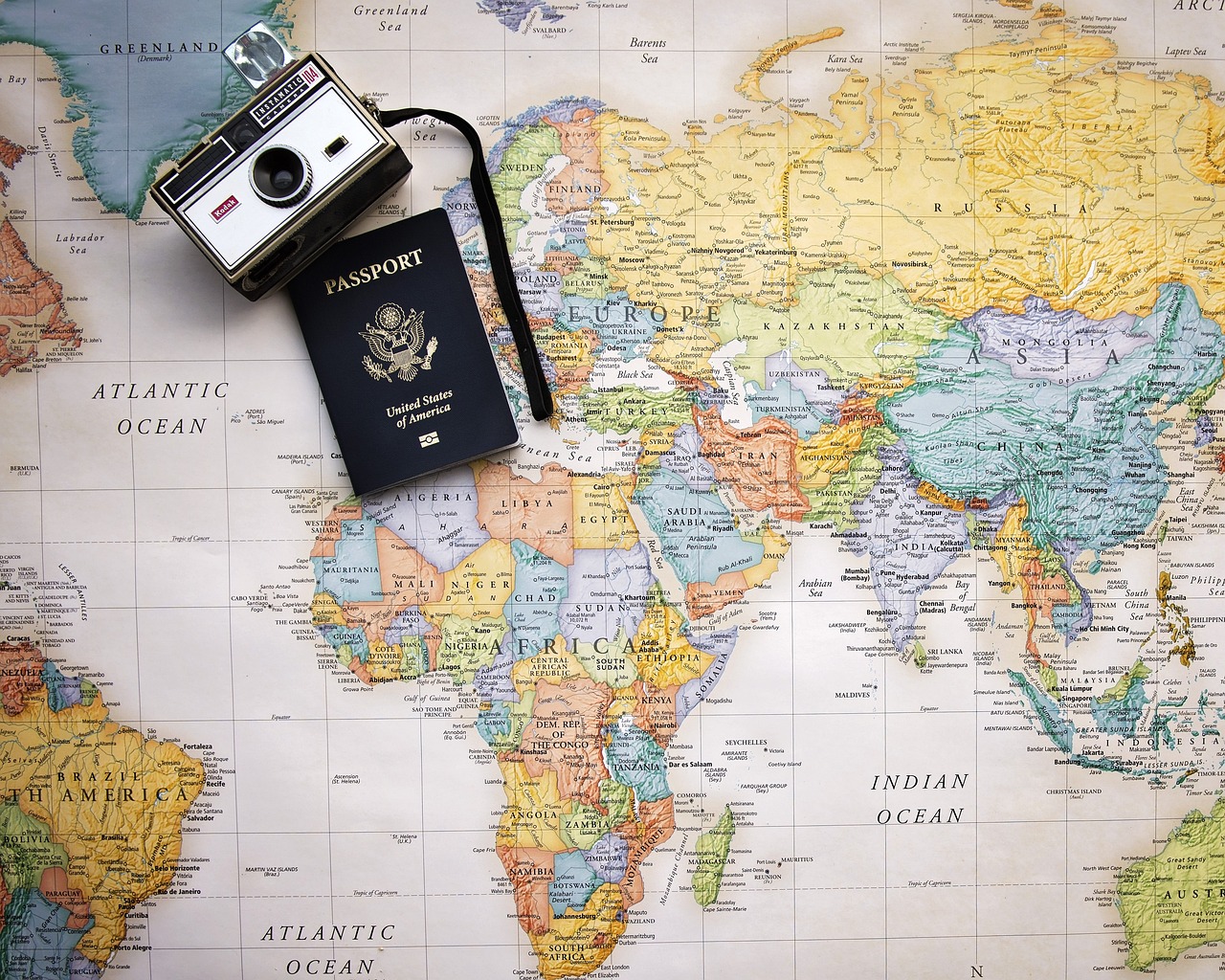 une carte du monde avec un passeport posé dessus