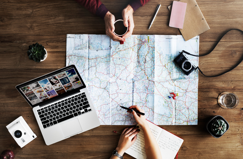 une femme regardant un blog voyage sur son ordinateur