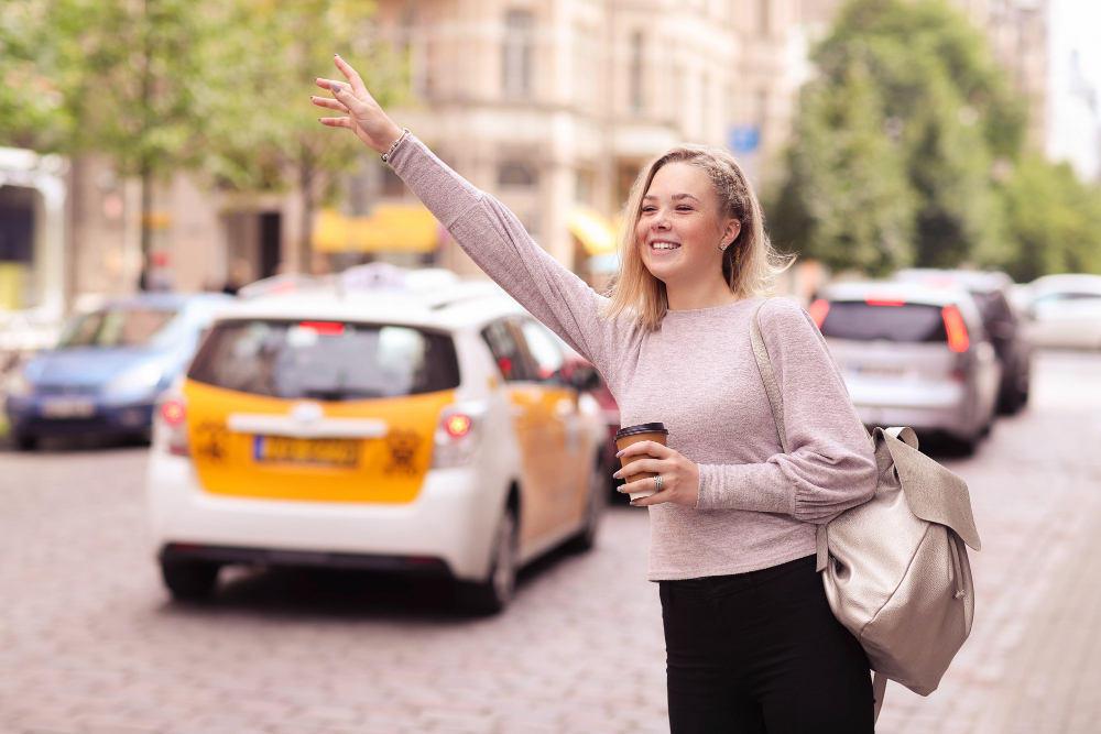 Femme appelant taxi