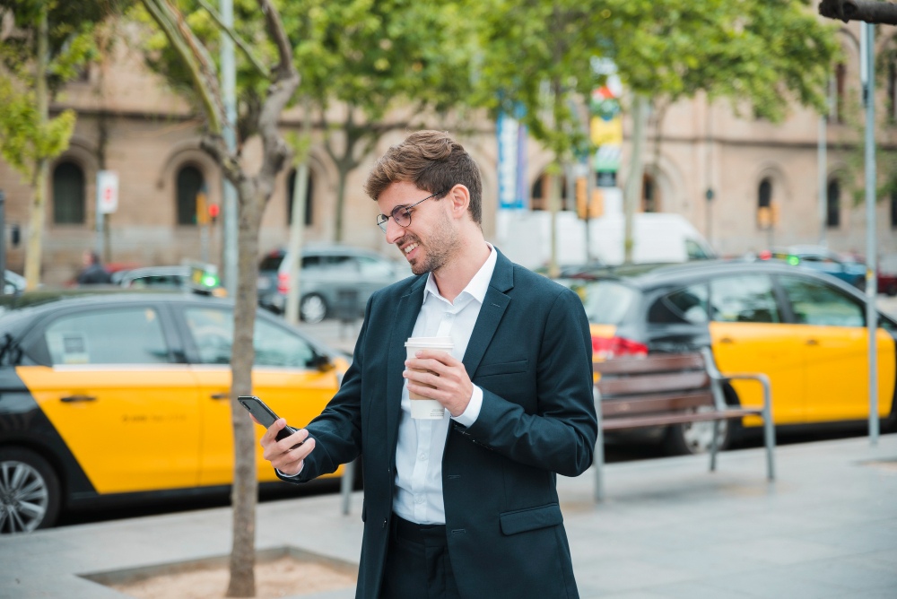 homme réservant un taxi