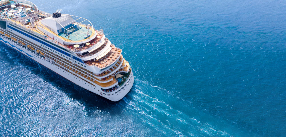 Bateau de croisière naviguant sur la mer