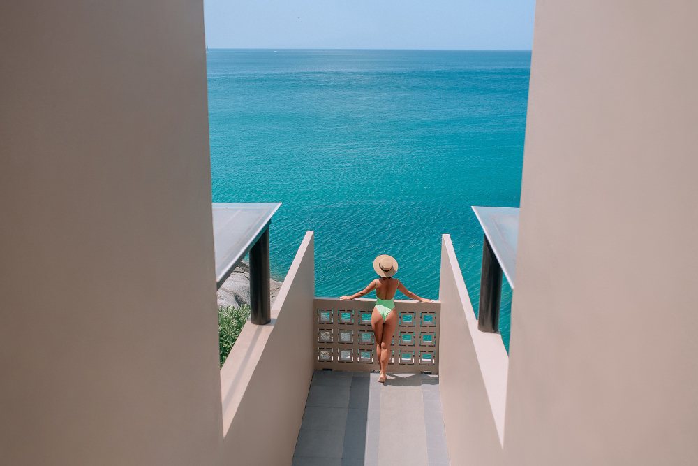 une femme regarde la mer en Grèce