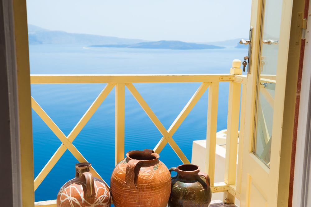 vu sur la mer depuis une fenêtre en Grèce