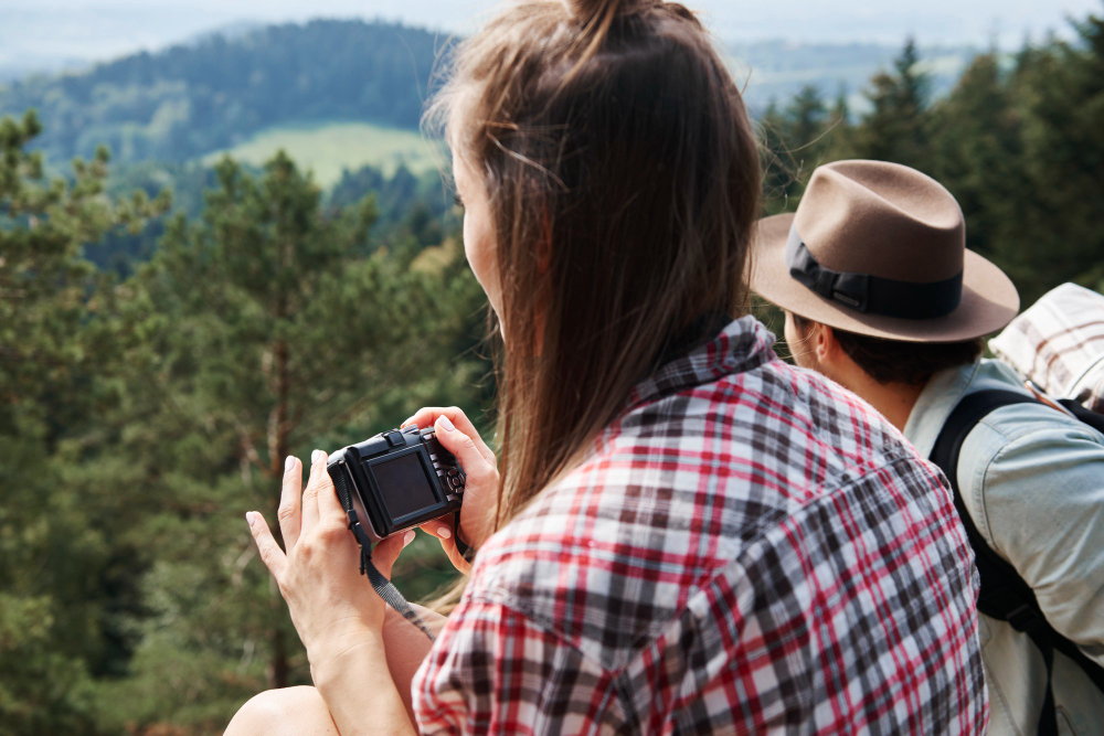 une femme et un homme photographiant un paysage