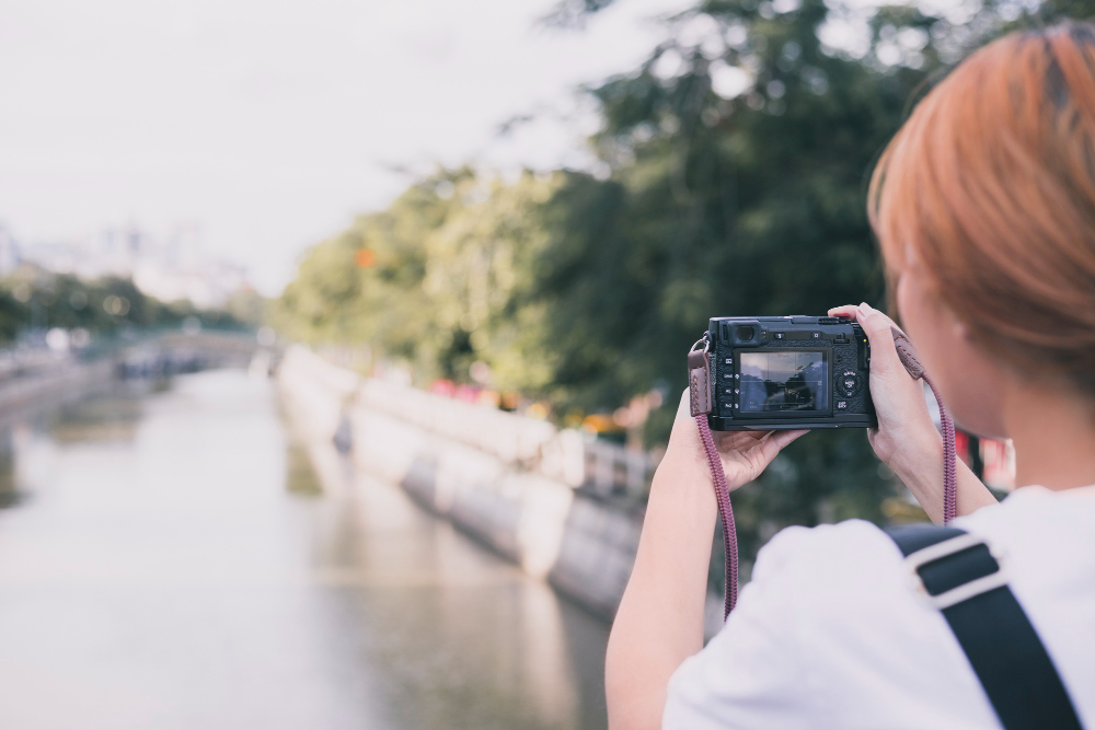 une femme photographiant un paysage