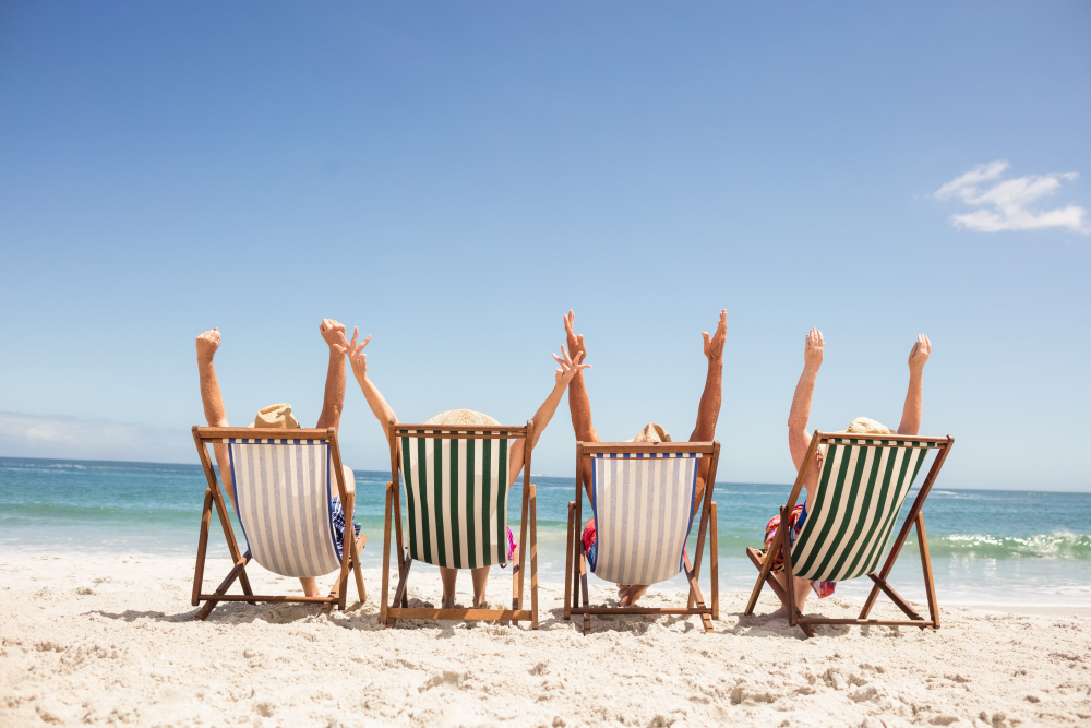 des personnes sur des transats sur la plage