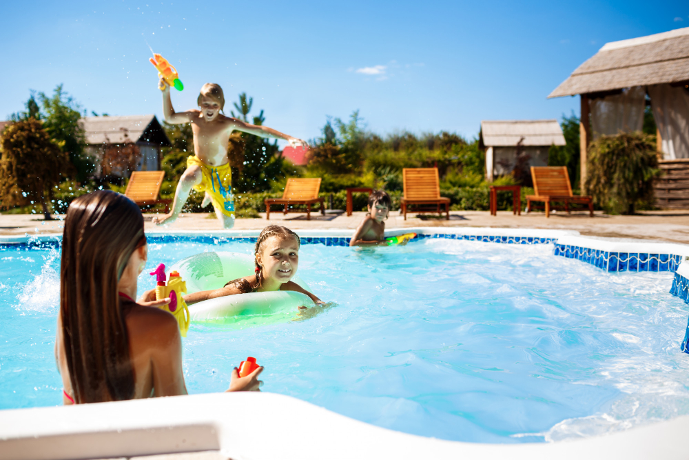 des enfants dans une piscine de camping