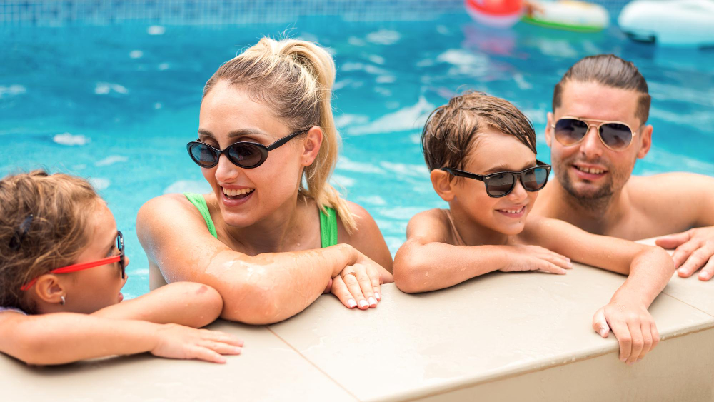 une famille dans une piscine en camping