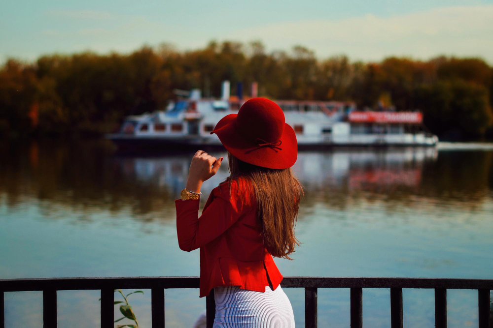 une femme regardant un bateau de croisière