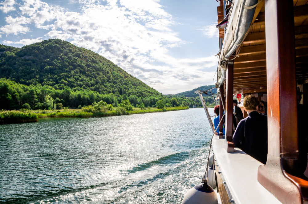 des personnes sur un bateau de croisière