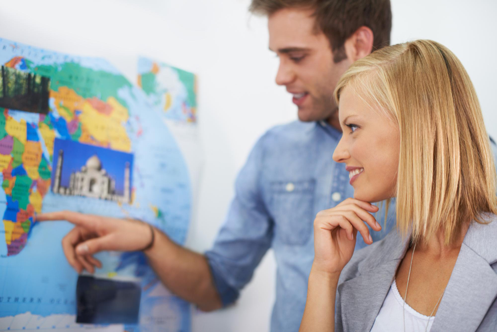 Un couple devant une carte du monde
