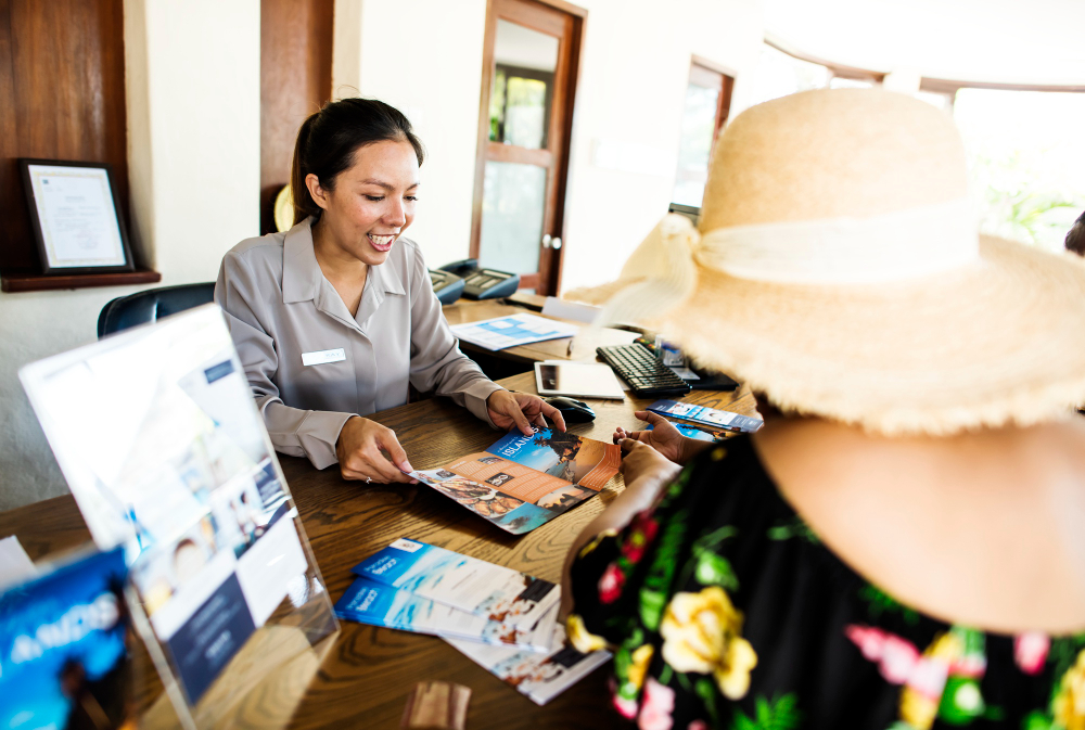 Une conseillière en voyage qui présente des brochures à une potentielle cliente.